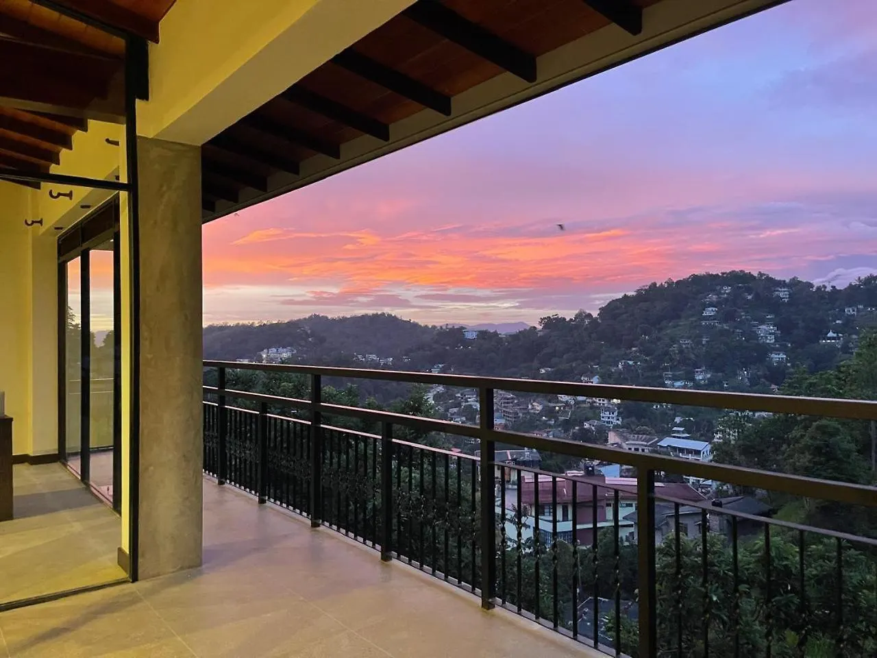 Lush Breeze Hotel Kandy 0*,